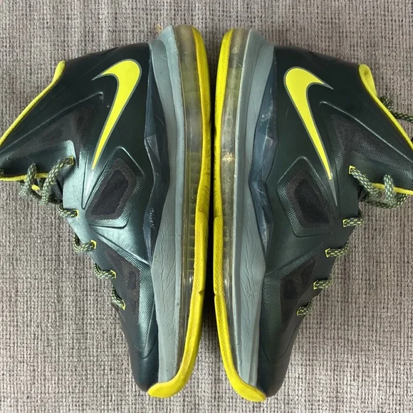 LeBron 10 Dunkmam sneaker in youth size 6 - Picture 8 of 10